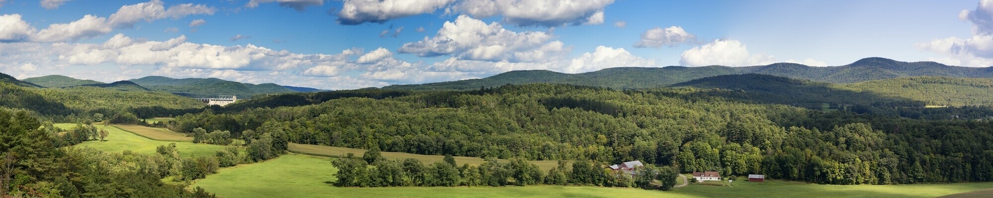 View of Vermont mountain range in the countryside 